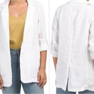 Sports jacket, has two mini pockets in front and a slit in the back